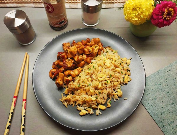 Рис с яйцом и соевым соусом