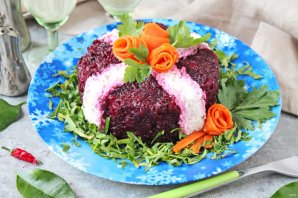 Салат со свеклой, курицей и солеными огурцами Салат со свеклой, курицей и солеными огурцами