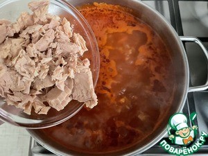 Ароматная солянка с консервированным тунцом