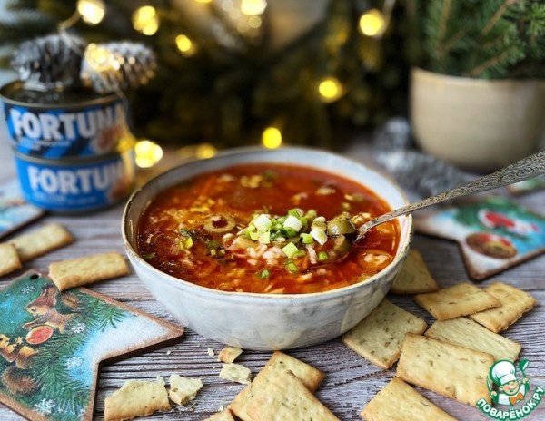 Ароматная солянка с консервированным тунцом