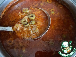 Ароматная солянка с консервированным тунцом