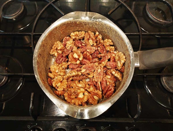 Орехи в кленовом сиропе
