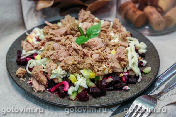 Салат из консервированного тунца со свеклой и плавленым сырком Салат из консервированного тунца со свеклой и плавленым сырком