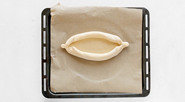 Хачапури лодочка по-аджарски с яйцом, пошаговый рецепт с фото на 1858 ккал Хачапури лодочка по-аджарски с яйцом, пошаговый рецепт с фото на 1858 ккал