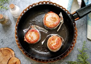 Свиные медальоны в беконе запеченные с овощами
