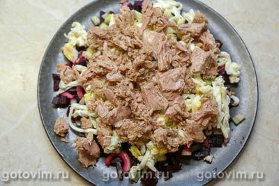 Салат из консервированного тунца со свеклой и плавленым сырком Салат из консервированного тунца со свеклой и плавленым сырком