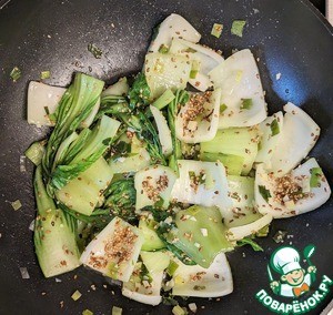 Бок-чой с зелёным луком и кунжутом Бок-чой с зелёным луком и кунжутом