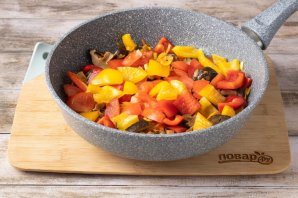 Макароны с грибами и овощами на сковороде Макароны с грибами и овощами на сковороде