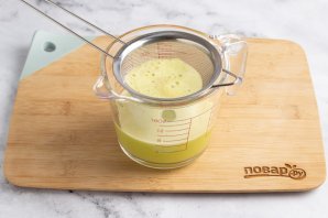 Свежевыжатый сок из сельдерея и яблок Свежевыжатый сок из сельдерея и яблок