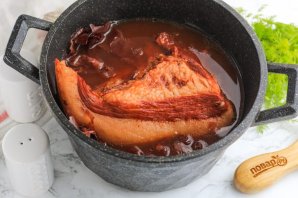 Щековина свиная в луковой шелухе Щековина свиная в луковой шелухе