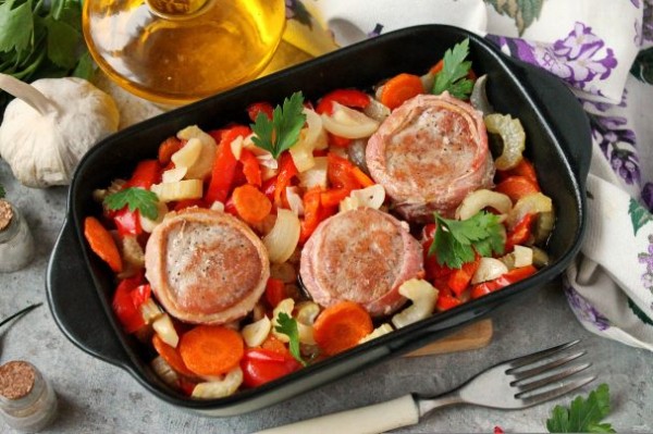 Свиные медальоны в беконе запеченные с овощами