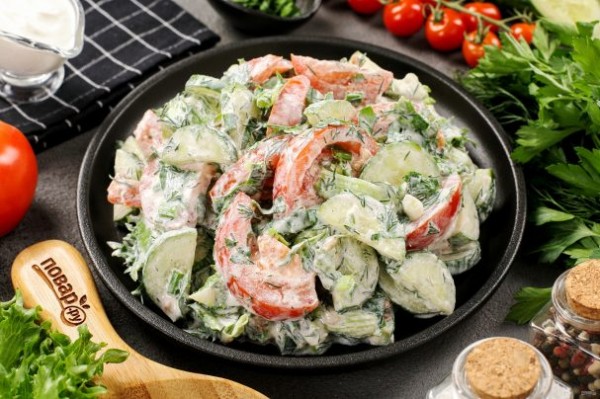 Салат из помидоров и огурцов со сметаной Салат из помидоров и огурцов со сметаной