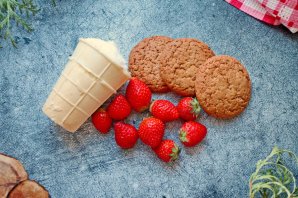 Десерт из мороженого с клубникой и печеньем Десерт из мороженого с клубникой и печеньем