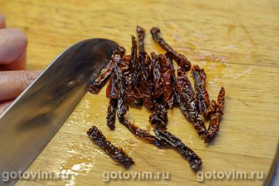 Рулетики из свиного языка с творожным сыром и вялеными помидорами Рулетики из свиного языка с творожным сыром и вялеными помидорами