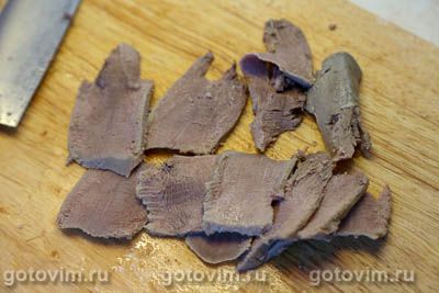 Рулетики из свиного языка с творожным сыром и вялеными помидорами Рулетики из свиного языка с творожным сыром и вялеными помидорами