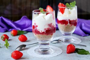 Десерт из мороженого с клубникой и печеньем Десерт из мороженого с клубникой и печеньем