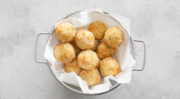 Тирокрокетес, горячие сырные шарики по-гречески, пошаговый рецепт с фото на 1042 ккал