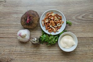 Салат из свеклы с орехами и кинзой Салат из свеклы с орехами и кинзой