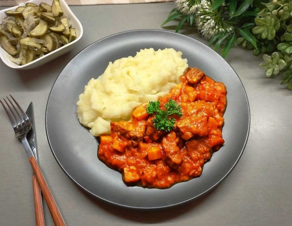 Гуляш из говядины с подливкой Гуляш из говядины с подливкой