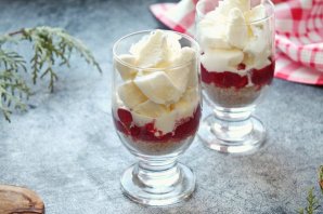 Десерт из мороженого с клубникой и печеньем Десерт из мороженого с клубникой и печеньем