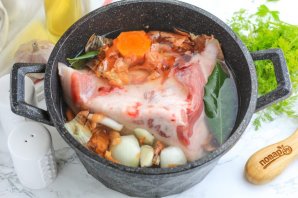 Щековина свиная в луковой шелухе Щековина свиная в луковой шелухе