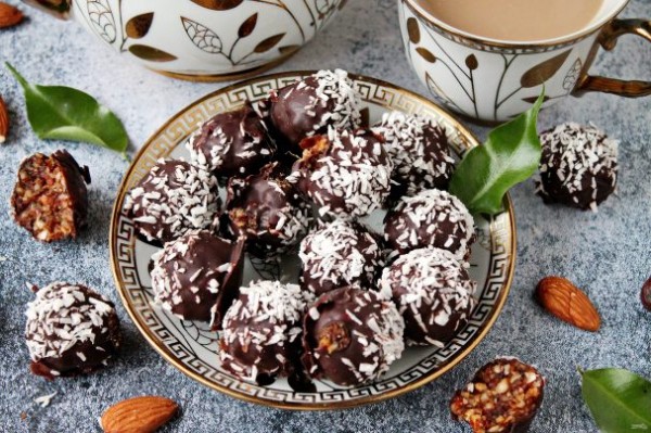 Конфеты из фиников с миндалем Конфеты из фиников с миндалем