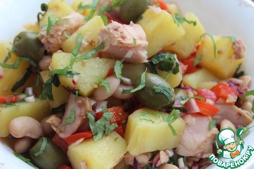 Деревенский испанский салат с тунцом Деревенский испанский салат с тунцом