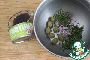 Деревенский испанский салат с тунцом Деревенский испанский салат с тунцом