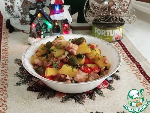 Деревенский испанский салат с тунцом Деревенский испанский салат с тунцом
