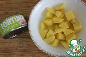 Деревенский испанский салат с тунцом Деревенский испанский салат с тунцом