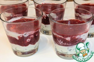 Десерт с творогом, маскарпоне и малиновым соусом Десерт с творогом, маскарпоне и малиновым соусом