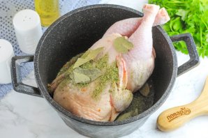 Отварная курица с чесночным соусом Отварная курица с чесночным соусом