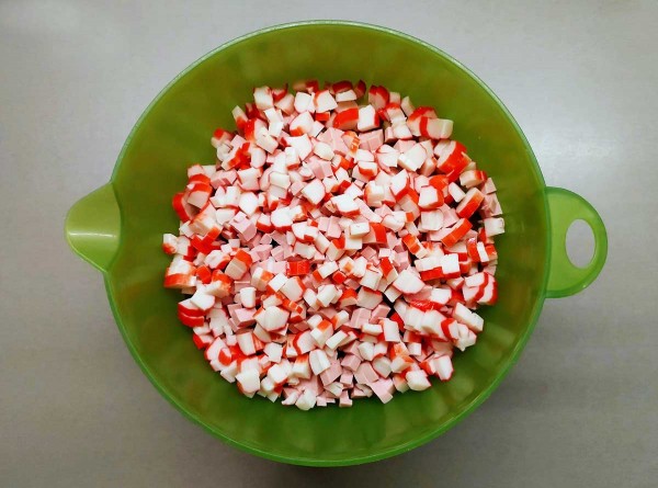 Крабовый салат с колбасой Крабовый салат с колбасой