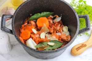 Щековина свиная в луковой шелухе Щековина свиная в луковой шелухе