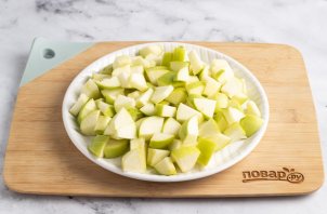 Свежевыжатый сок из сельдерея и яблок Свежевыжатый сок из сельдерея и яблок