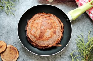 Рулет из шоколадных блинов с кремом Рулет из шоколадных блинов с кремом