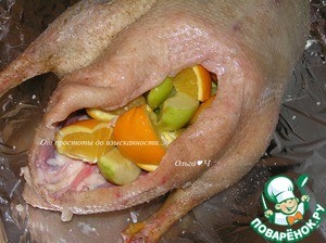 Рождественский гусь с фруктами и картофелем