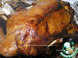 Рождественский гусь с фруктами и картофелем