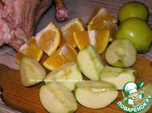 Рождественский гусь с фруктами и картофелем