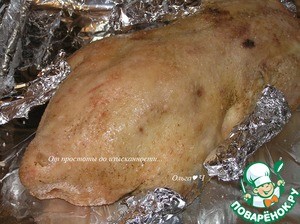 Рождественский гусь с фруктами и картофелем