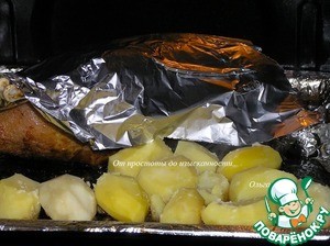 Рождественский гусь с фруктами и картофелем