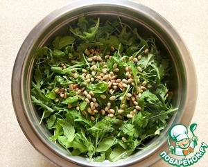 Салат с рукколой, тунцом и овощами Салат с рукколой, тунцом и овощами