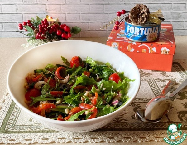 Салат с рукколой, тунцом и овощами Салат с рукколой, тунцом и овощами