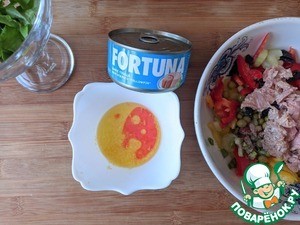 Салат "Ворожея" с тунцом и черносливом Салат "Ворожея" с тунцом и черносливом