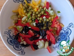 Салат "Ворожея" с тунцом и черносливом Салат "Ворожея" с тунцом и черносливом