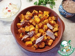 Тёплый салат с тыквой и тунцом