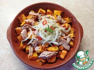 Тёплый салат с тыквой и тунцом