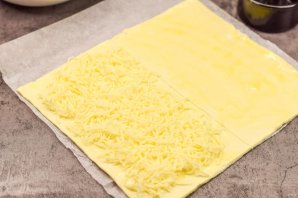 Слоеные палочки с сыром и беконом Слоеные палочки с сыром и беконом