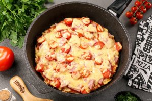 Пицца на сковороде без сметаны и кефира за 10 минут Пицца на сковороде без сметаны и кефира за 10 минут