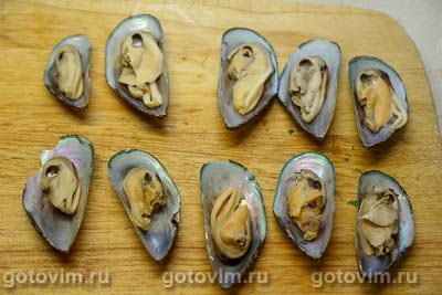 Мидии в створках под корочкой из сухарей и сыра с голубой плесенью Мидии в створках под корочкой из сухарей и сыра с голубой плесенью